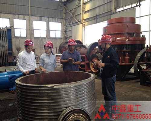 客户参观圆锥破